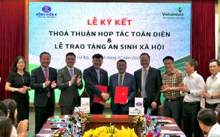 Vietcombank và Bệnh viện K hợp tác toàn diện, trao tặng 100 máy tính bảng trị giá 1 tỉ đồng