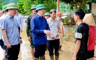 Phó Thủ tướng Mai Văn Chính thăm hỏi người dân vùng lũ Nghệ An