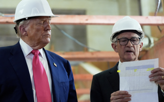 Đích thân đến trụ sở FED, Tổng thống Donald Trump tuyên bố không có ý định sa thải ông Powell