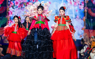 Thổ cẩm, khèn môi, váy xòe rực rỡ trên sàn catwalk