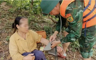 Người phụ nữ mắc kẹt giữa lũ cả tuần, phải ăn lá rừng để sống