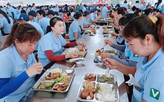 Hàng ngàn công nhân được thưởng thức bữa ăn giữa ca giá trị cao