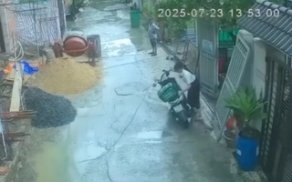 Nữ cán bộ phường ở TP HCM bị kiểm điểm vì xô ngã xe của nam shipper
