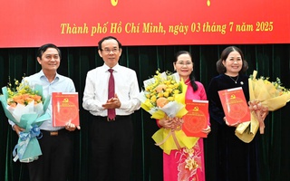 Bí thư Thành ủy TP HCM Nguyễn Văn Nên trao quyết định nghỉ hưu trước tuổi cho các lãnh đạo