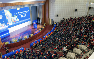 Hiệu trưởng gửi gắm tinh thần “chính trực” tới tân cử nhân