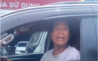 Khó tin tài xế xe ô tô chạy ngược chiều còn văng lời đe dọa