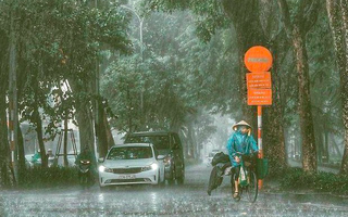 Thời tiết hôm nay: Hà Nội nắng nóng oi bức, cảnh báo mưa dông nhiều địa phương