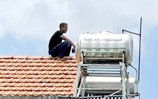 TP HCM: Người đàn ông cầm dao leo lên nóc nhà khiến người dân hoảng sợ