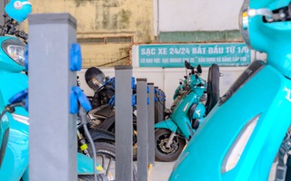 Đua nhau mở quán cà phê kết hợp sạc xe điện: Coi chừng bị phạt