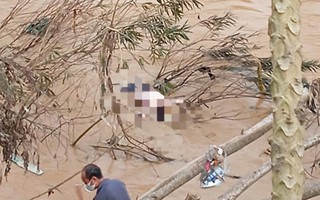 Thi thể nam giới chưa rõ danh tính trôi dạt trên sông