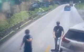 VIDEO: Người đàn ông rút vật giống súng ra đe dọa tài xế trên đường