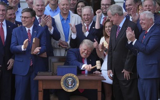 Tổng thống Donald Trump ký ban hành luật thuế và chi tiêu "to và đẹp"