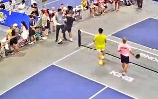 VIDEO: VĐV pickleball dùng vợt đánh thẳng vào đầu trọng tài