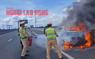Ô tô cháy dữ dội trên đường cao tốc TP HCM - Trung Lương, tài xế dập lửa bất thành