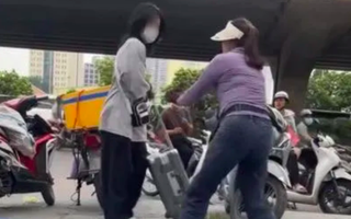 Xác minh vụ cô gái đứng chờ xe bị người bán trà đá vỉa hè xua đuổi