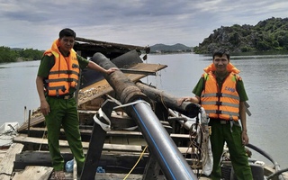 Lật tẩy hoạt động "rút ruột" sông Gianh lúc nửa đêm ở Quảng Trị