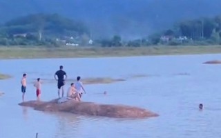 Rủ nhau ra đập nước tắm khi trời nắng nóng, 2 học sinh tử vong