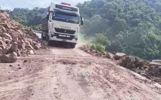 Thông xe một làn sau vụ sạt trượt 100m3 đất đá xuống quốc lộ