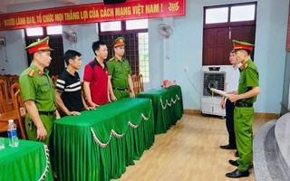 Cảnh sát đột kích căn nhà khóa kín, phát hiện điều bất ngờ của 6 người đàn ông