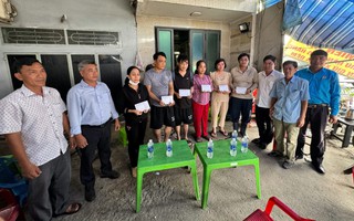 Liên đoàn Lao động TP HCM hỗ trợ người lao động sau hỏa hoạn tại phường Tân Thới Hiệp