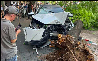 Ô tô tông loạt xe máy, húc bật gốc cây trên phố