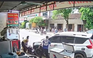 CLIP: Tài xế đột quỵ khi lái xe ô tô trên đường đông người