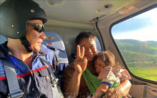 Trực thăng Quân đội bay giải cứu 8 người dân bị cô lập do mưa lũ