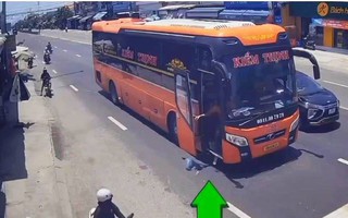 Xe khách xả rác giữa đường ở Quảng Ngãi, nhiều người bức xúc