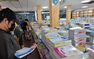DIỄN ĐÀN: Đừng để sách giáo khoa trở thành gánh nặng cho các gia đình!