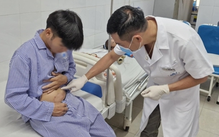 Hai cha con phát hiện bệnh phong từ vết lạ trên da