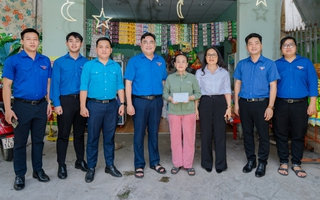 TP HCM: Thăm hỏi, hỗ trợ các hộ dân bị thiệt hại do dông lốc tại phường Phú Mỹ