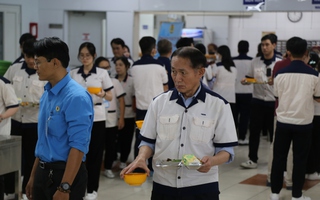 Hình ảnh ấn tượng chủ tịch công ty người Nhật cầm khay cơm đến chỗ ăn cùng công nhân