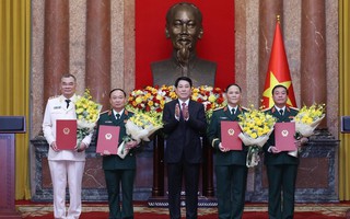 Chủ tịch nước Lương Cường trao quyết định thăng quân hàm, cấp bậc hàm cho 4 Thượng tướng