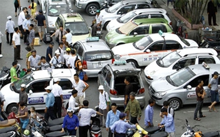 Tài xế taxi "chặt chém", thu tiền trái quy định có thể bị phạt rất nặng