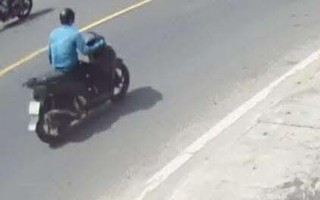Cụ bà nghèo rơi 5 triệu, thanh niên đi xe SH nhặt được đi luôn?