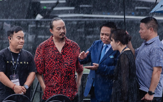 Thủ tướng đội mưa động viên ê kíp "V Fest - Thanh xuân rực rỡ"