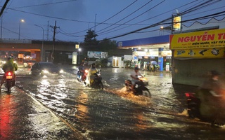 TP HCM mưa lớn kèm gió mạnh, đường sá có nơi ngập nước