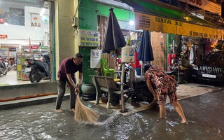 Cận cảnh ngập ở một số tuyến đường tại TP HCM, người dân tất bật dọn dẹp