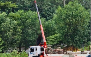 TP HCM: Xe cẩu bị phóng điện khiến 2 người thương vong