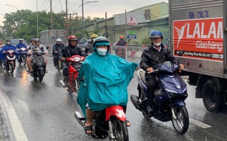 Đầu giờ chiều, TP HCM sấm sét rì rầm, trời tối sầm vì mưa