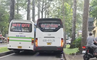 TP HCM: 2 xe khách giành đường, hàng chục xe máy đành leo vỉa hè
