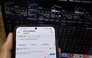 VN-Index lần đầu chạm mốc lịch sử 1.600 điểm, nhà đầu tư vừa mừng vừa tiếc