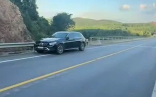 Đỗ xe trên đường cao tốc để xuống sông câu cá