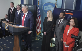 Chính quyền Tổng thống Donald Trump “gây bão” tại Washington