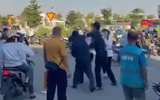 VIDEO: Hai người mặc đồng phục bảo vệ đấm tới tấp 1 công nhân