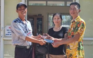 Dùng máy dò kim loại, tìm được thứ quý giá đánh rơi của một nữ du khách