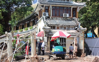 Sau "Hàm cá mập", tháo dỡ hạng mục tạm tại nhà hàng Thủy Tạ bên hồ Gươm