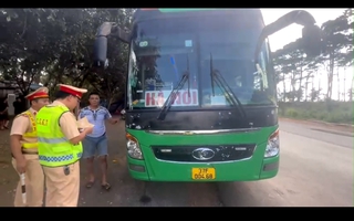 Tài xế không có giấy phép lái xe còn chở dư 21 người, bị phạt hơn 234 triệu đồng