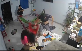 Phẫn nộ cảnh anh trai dùng ghế nhựa đánh tới tấp vào đầu em gái ở Quảng Ngãi