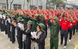 Buổi chào cờ đặc biệt ở một doanh nghiệp có 1.300 công nhân tại TP HCM